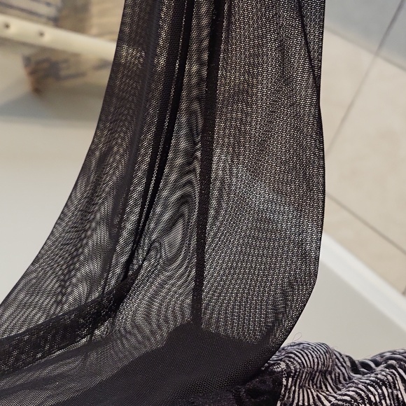 Laura long sheer sleeves - Picture 4 of 10